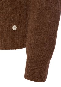Brauner gestrickter Cardigan mit strukturiertem Finish, geripptem Saum und einem weißen Knopfdetail an der Vorderseite. Aus weichem, warmem Wollmaterial.