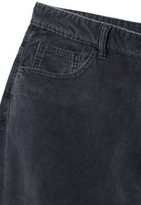 Dunkelgraue Cordhosen mit vertikaler Rippstruktur, ausgestattet mit einer Gesäßtasche und Gürtelschlaufen. Klassisches Design, geeignet für legere Anlässe.