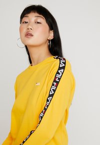 Fila TIVKA CREW  - Sudadera - citrus