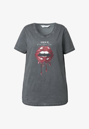 Graues T-Shirt mit Rundhalsausschnitt, kurzen Ärmeln und einem Roten Lippen-Design mit Tropfeneffekt, über dem der Text "AMOUR free Your Love" steht.
