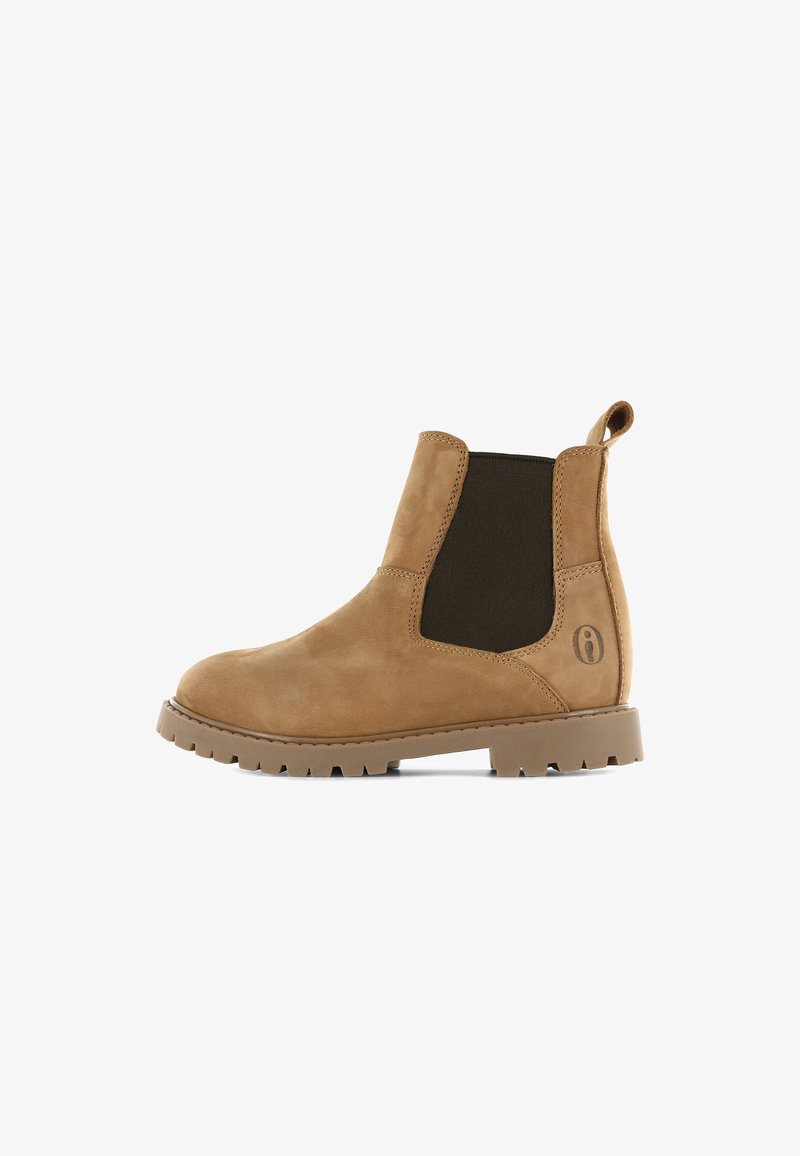 Tan nubuck Chelsea boot met elastische zijpanelen en een lus. Dikke rubberen zool met grip. Eenvoudig, veelzijdig ontwerp.