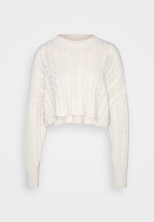 Off-white cropped kabelstrikket sweater med lange ærmer samt ribbet rund halsudskæring og manchetter, præsenteret på en enkel baggrund.