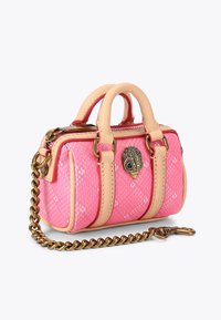 Borsa a tracolla rosa con finitura testurizzata, dettagli in pelle, tracolla in oro e un'aggiunta decorativa sul davanti. Design compatto e strutturato.