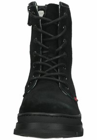 Botte cheville en suède noir avec bout rond, devant à lacets et fermeture éclair sur le côté. Présente une semelle texturée et des détails de couture contrastants.