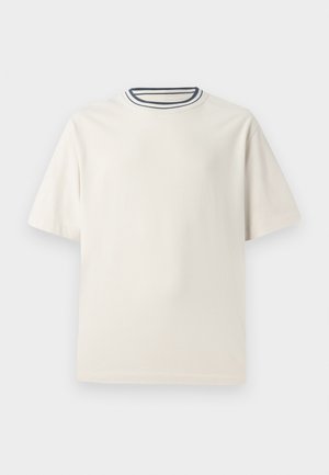 T-shirt en coton couleur crème à manches courtes, avec un col rond accentué de rayures bleu marine et blanches. Texture lisse, coupe décontractée.