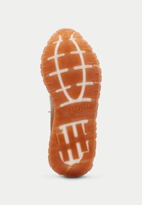 Sole in gomma arancione con una superficie strutturata, caratterizzata da un design con grip a motivo e dettagli bianchi. Nome del marchio impresso sul lato.