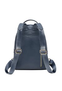 Marineblauwe leren rugzak met gestructureerde afwerking, verstelbare banden, handvat bovenop en ritsdetail in goudkleur aan de zijkant.