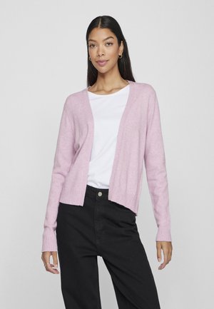 Rosa cardigan med ribbeformet kant og mansjetter, åpen frontdesign, brukt over en hvit topp og svarte bukser. Myk tekstur, uformell passform.