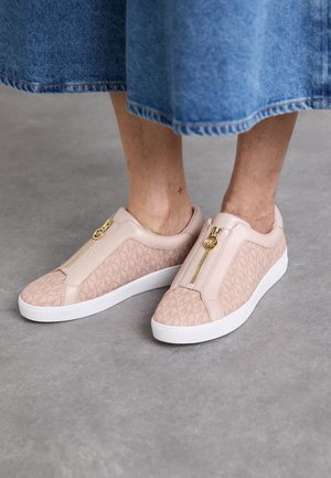 Růžové kožené slip-on boty s geometrickým vzorem, bílou podrážkou a zlatým zipem. Kulatá špička a hladká textura.