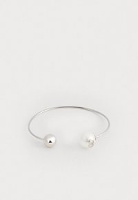 Bracciale in tono argento con una palla metallica liscia e una perla bianca. Il design aperto offre un'estetica minimalista con una texture delicata.