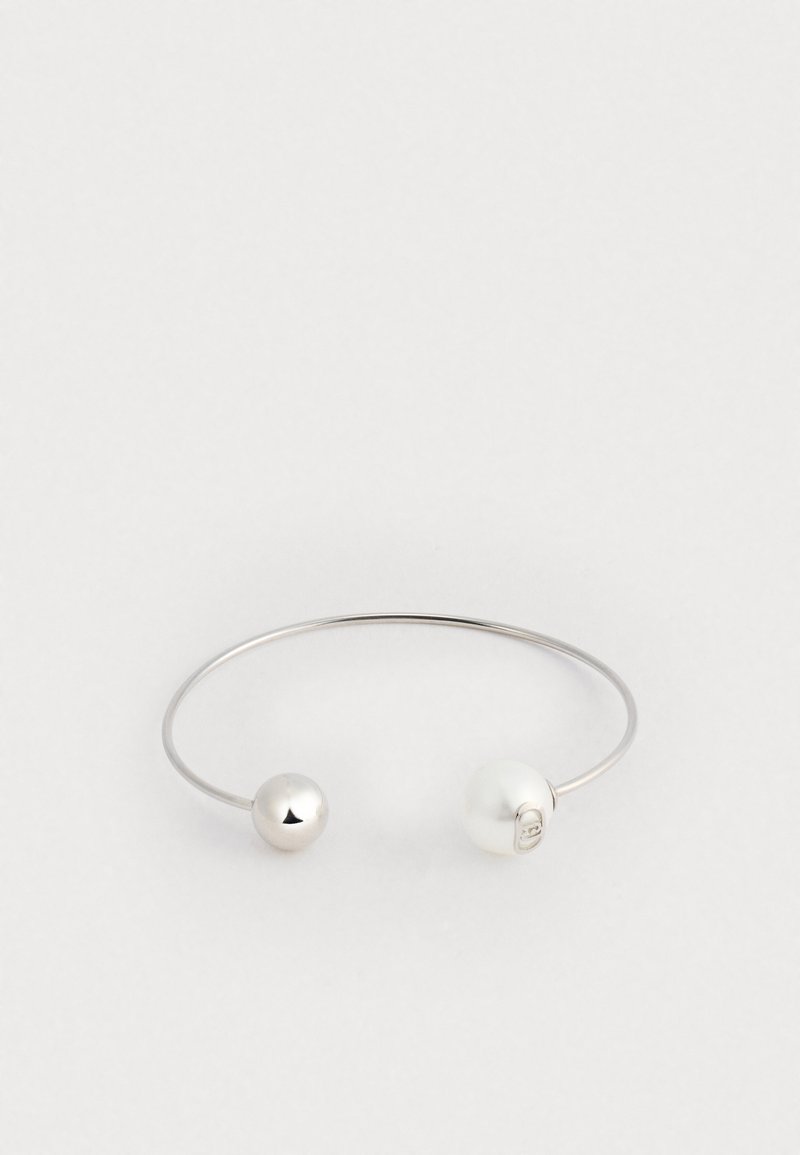 Bracciale in tono argento con una palla metallica liscia e una perla bianca. Il design aperto offre un'estetica minimalista con una texture delicata.