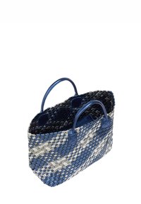 Woven tote bag w kolorze niebieskim i srebrnym. Posiada podwójne uchwyty, geometryczny wzór oraz teksturowaną powierzchnię z gładkimi akcentami.