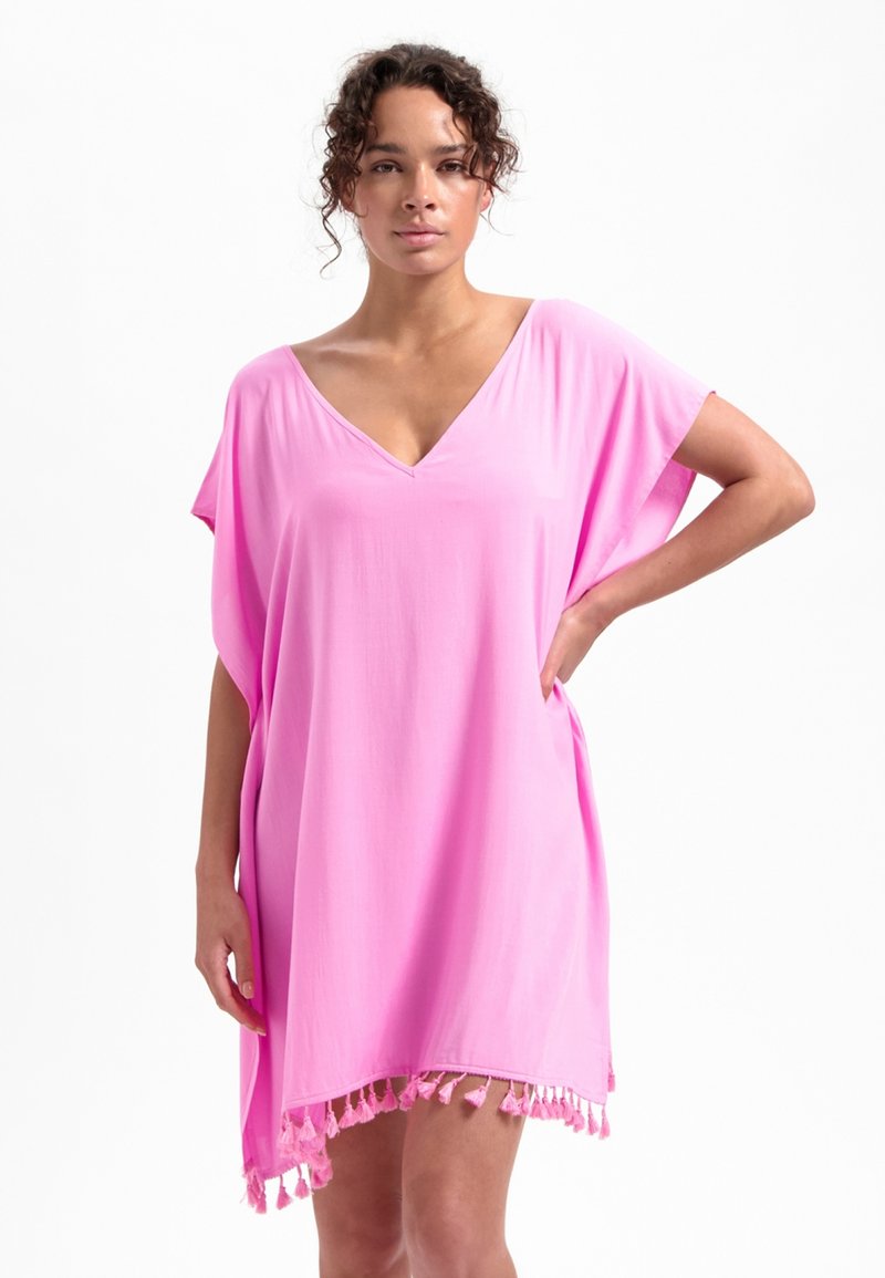 Roze kaftan jurk van zachte stof, met een V-hals, korte mouwen en een gegolfde zoom versierd met kwastjes.