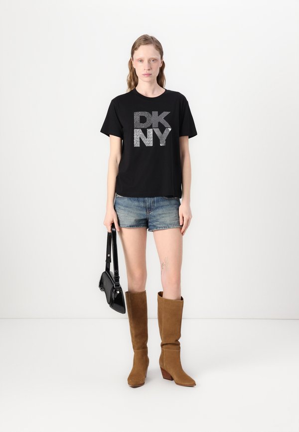 STACKED NEW YORK MIXED EMBELLISHMENT LOGO RELAXED CREW NECK TEE - Print T-shirt2