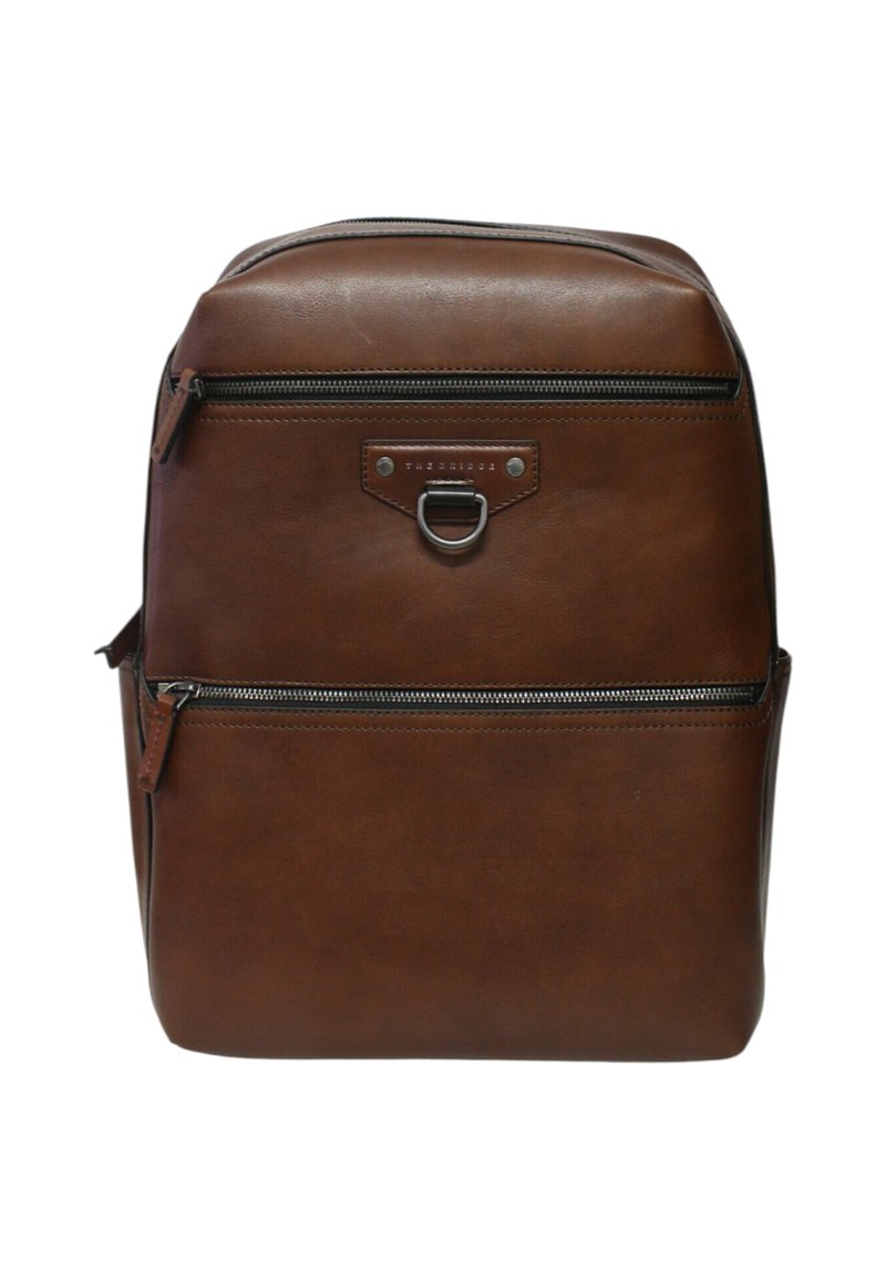 Zaino rettangolare in pelle marrone con due tasche zip orizzontali e un anello D in metallo sul pannello frontale.
