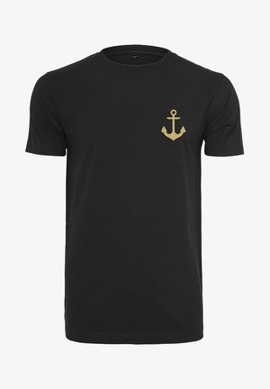 Camiseta negra de manga corta con cuello redondo y pequeño emblema de ancla dorada en el pecho izquierdo.
