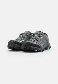 Graue Wanderschuhe mit strukturiertem Mesh-Obermaterial, schwarzer Gummisohle und blauen Akzenten. Verfügt über sichere Schnürsenkel und ein gemustertes Profil für besseren Halt.