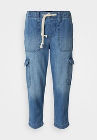 Pantalones cargo de mezclilla azul con cintura elastizada, bolsillos laterales y puños enrollables, con un acabado suave y texturizado.