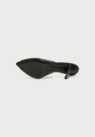 Chaussure à talon stiletto noire à bout pointu, montrée par la semelle avec une tige texturée et un talon fin sur fond blanc.