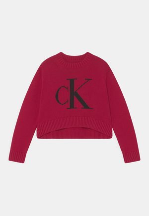 Czerwony, krótki sweter z prążkowanym dekoltem i mankietami, z dużym czarnym logo "ck" z przodu. Miękka, dziana faktura.