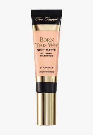 Tube van Too Faced Born This Way Soft Matte foundation met olieremming, 24 uur houdbaar en hyaluronzuur, beige-roze verpakking met goudkleurige en zwarte accenten.