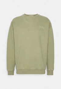 Zelená bavlněná mikina s kulatým výstřihem, s jemným logem "YPS" na přední straně. Jednoduchý design a pohodlný střih.