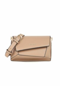 Beige faux lædertaske med klapdesign, kontrasterende sort syning, aftagelig rem og hardware i guld-tone. Størrelse egnet til det essentielle.