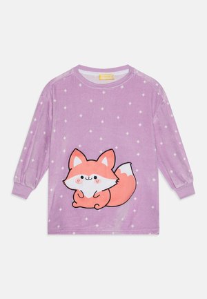 Fioletowa koszula z długim rękawem, uszyta z miękkiego materiału, z nadrukiem rysunkowego lisa z przodu, ozdobiona wzorem białych gwiazd.