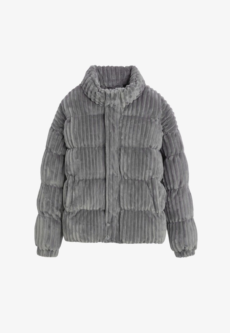 Doudoune en velours côtelé gris avec un col monté, texture côtelée, fermeture éclair à l'avant et poignets élastiques. Présente une silhouette carrée et des poches latérales.
