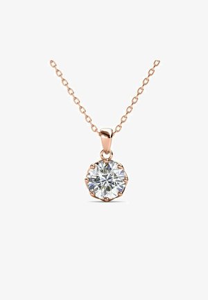 Collana in oro rosa con un pendente ottagonale che presenta una grande pietra chiara e sfaccettata, sostenuta da sei griffe su una delicata catena.