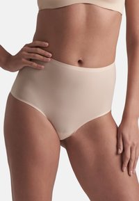 Beige, hochgeschnittene Unterhosen aus glattem, dehnbarem Stoff. Sie verfügen über einen breiten, nahtlosen Gürtel und bieten vollständige Abdeckung.
