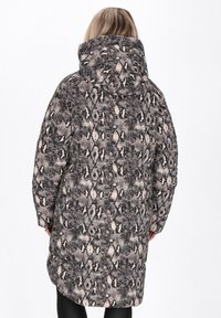 Palton căptușit cu glugă, având un model de piele de șarpe în tonuri de negru și bej. Include mâneci lungi și un design lejer.