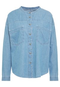 Camisa de mezclilla azul claro con cuello redondo, cierre frontal de botones, dos bolsillos en el pecho y mangas largas con puños abotonados.