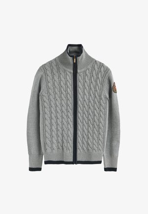 Suéter gris de punto con diseño de trenzas, cuello alto, cremallera completa y detalles en azul marino en los puños y el dobladillo, con un emblema en la manga.