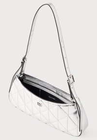 Ezüst színű, steppelt kézitáska hosszú pánttal, cipzárral záródik, belső része sima és elegáns. Kicsi logó részlet díszíti.