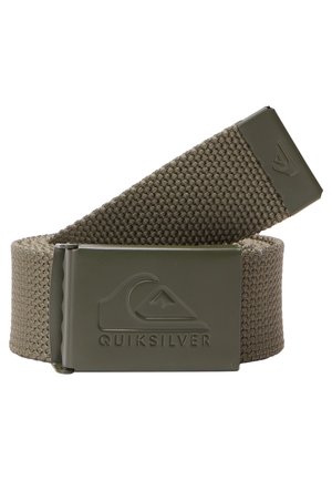 Olivengrønt vævet stofbælte med plastik-metallås med Quiksilver-logo præget på fronten.