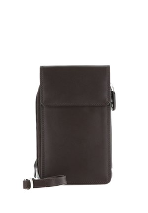 Sac bandoulière en cuir marron foncé avec rabat avant, poche latérale zippée et sangle de poignet réglable sur fond blanc.