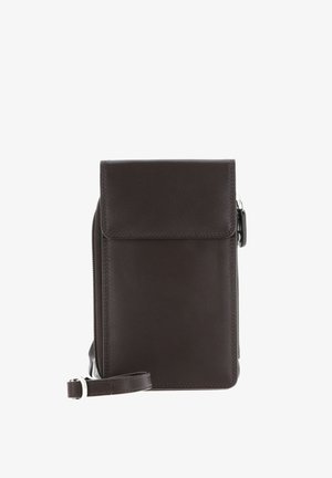 Sac bandoulière en cuir marron foncé avec rabat avant, poche latérale zippée et sangle de poignet réglable sur fond blanc.