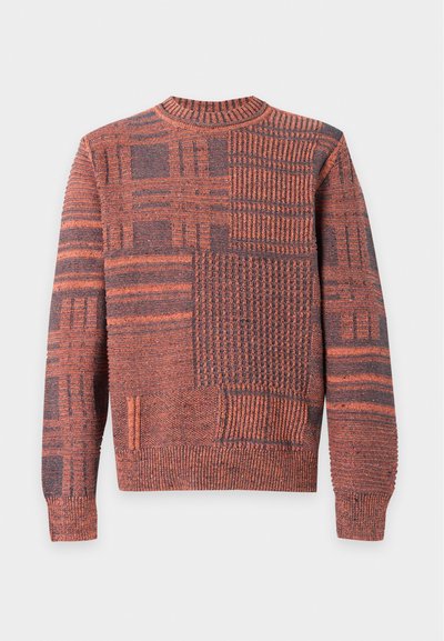 Pull en maille à manches longues avec motifs patchwork orange et gris foncé, col, poignets et ourlet côtelés.