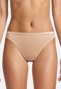 Beige Baumwollmischung-Bikiniunterwäsche mit glatter Textur, schmalem elastischem Bund und minimalistischem Design. Keine sichtbaren Muster oder Akzente.