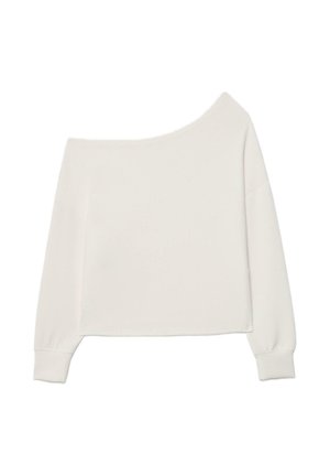 Maglione cropped asimmetrico color bianco sporco, a maniche lunghe con una spalla scoperta, polsini aderenti e orlo dritto.