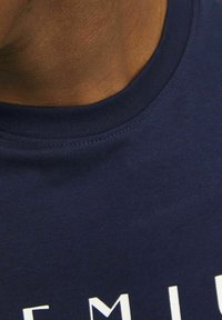 Jack & Jones PREMIUM PRINTED O-NECK - Apdrukāts T-krekls - navy blazer