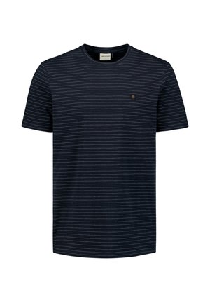 Marineblauwe T-shirt met witte horizontale strepen, ronde halslijn, korte mouwen en een klein badge-logo op de linkerkant van de borst. Zacht katoen materiaal.