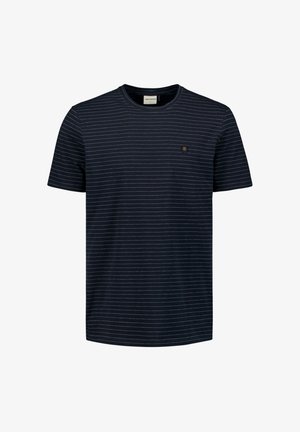 Marineblauwe T-shirt met witte horizontale strepen, ronde halslijn, korte mouwen en een klein badge-logo op de linkerkant van de borst. Zacht katoen materiaal.