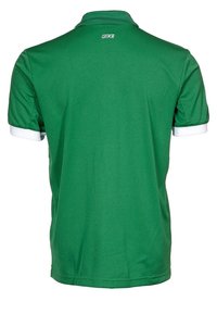 Polo vert uni, avec un col et des poignets bordés de blanc. Détail du logo cousu dans le dos près du cou.