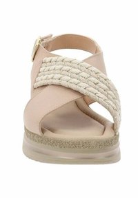 Sandalo beige con una fascia intrecciata che presenta accenti metallici, design aperto sulla punta e suola testurizzata. Chiusura con fibbia alla caviglia.