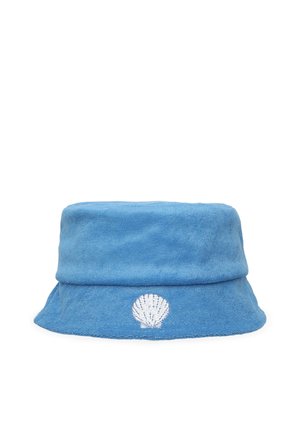 Cappello a secchiello in cotone blu con tesa piegata, caratterizzato da un disegno di conchiglia ricamato in bianco sulla parte anteriore. Texture liscia, forma casual.