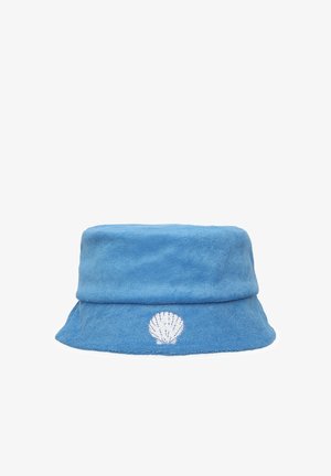 Cappello a secchiello in cotone blu con tesa piegata, caratterizzato da un disegno di conchiglia ricamato in bianco sulla parte anteriore. Texture liscia, forma casual.