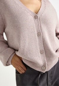 Lys rosa, strikket cardigan med V-hals, frontknapper og ribbede mansjetter; har en avslappet passform og strukturert overflate.