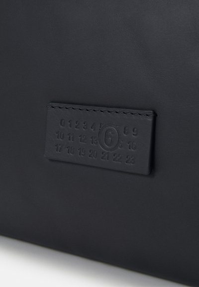 MM6 Maison Margiela PILLOW BAG UNISEX - Τσάντα χιαστί - black